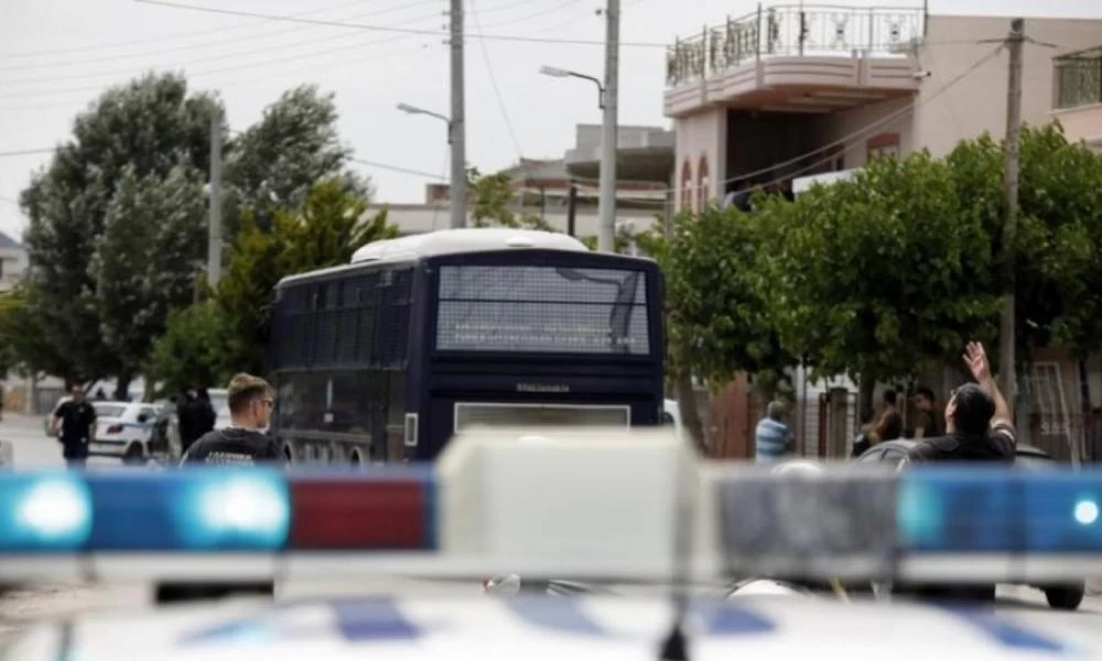 "Βρέχει" σφαίρες στο Μενίδι - Εμπόριο ναρκωτικών κάτω από τα σπίτια